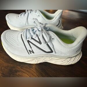 New Balance Fresh Foam More v4 Running Womens size  7.5 Sneakers Used 1 time